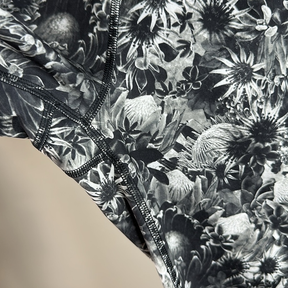 113. Lululemon Up The Pace Crop
Flowabunga Black Angel Wing / Black / Angel Wing - Picture 10 of 13